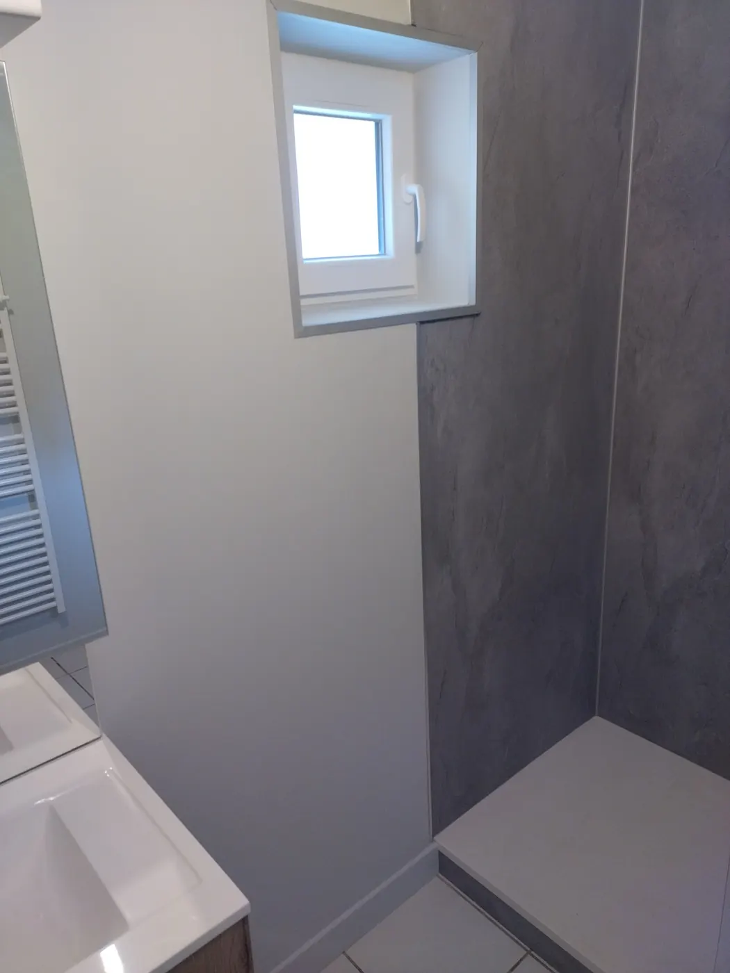 Salle d’eau avec panneaux effet pierre